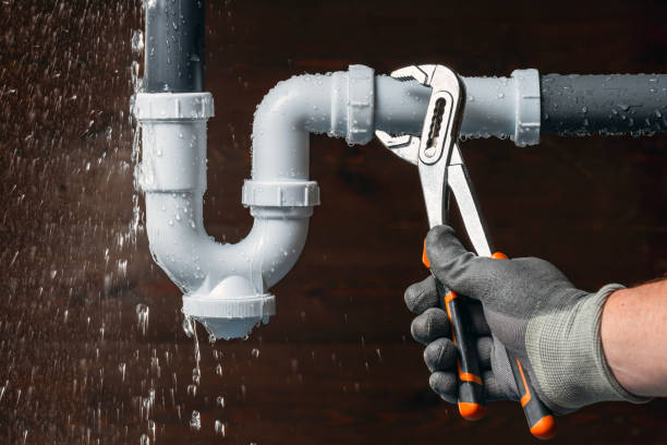 Professional Emergency Plumber technician working in Washburn, IL